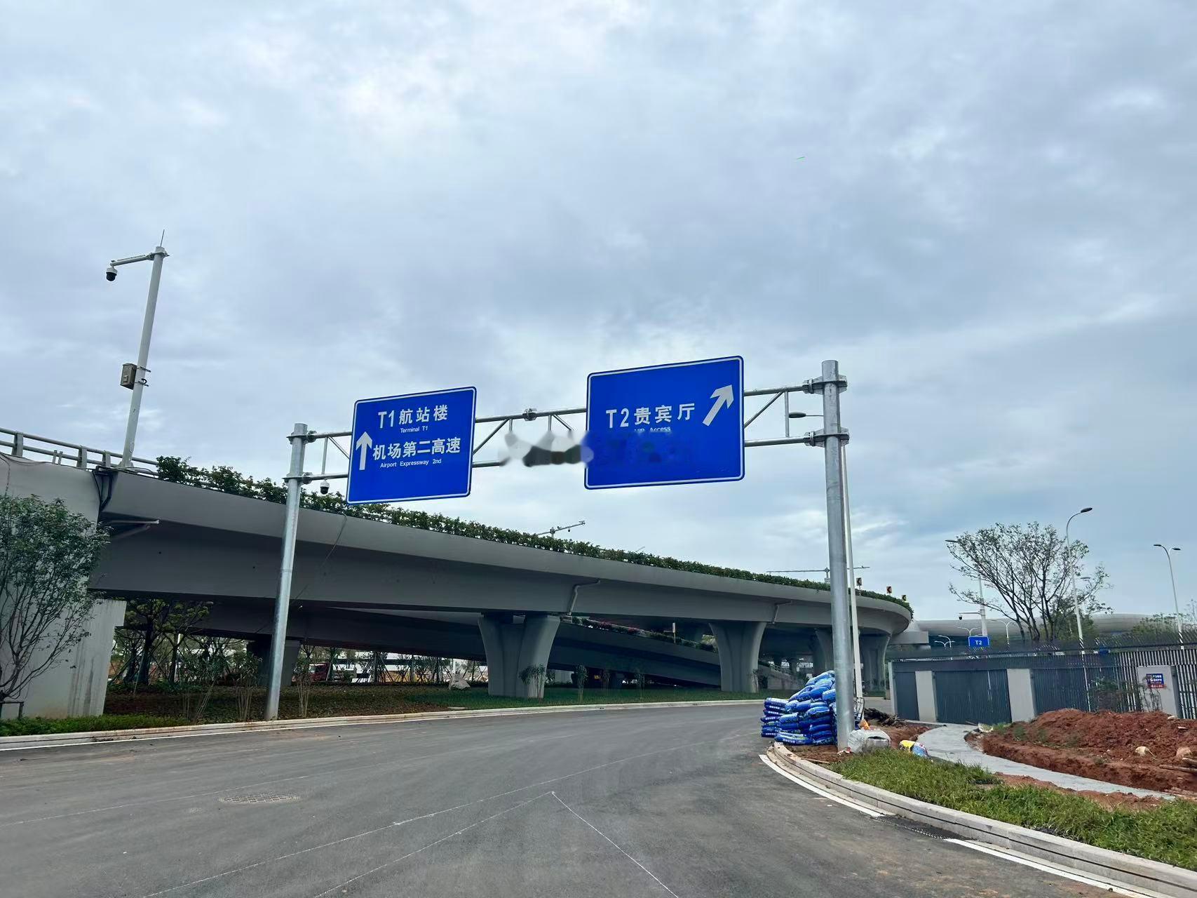 福州机场二期航站楼引导标识路牌陆续就位了