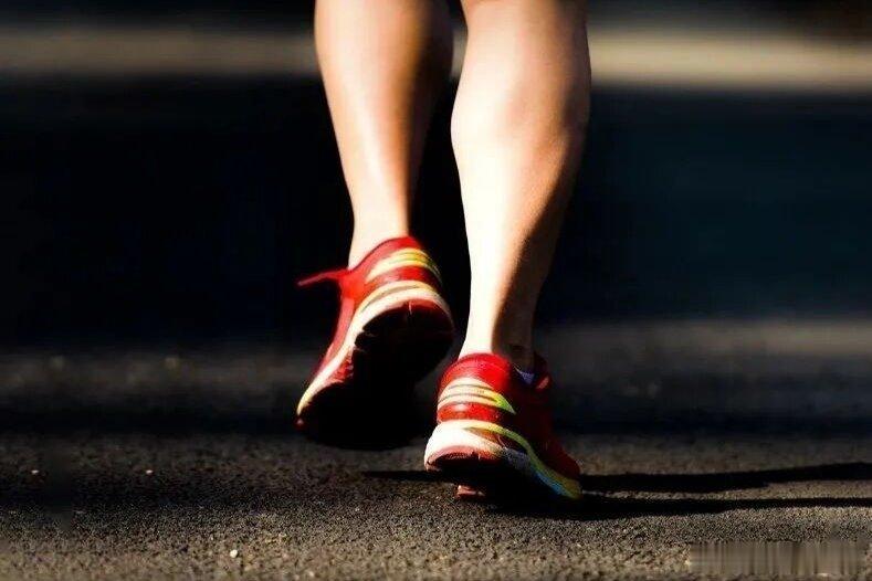 凤凰新闻【这样走路等于白走！研究发现：科学快走15分钟，效果远超散步3小时】都说