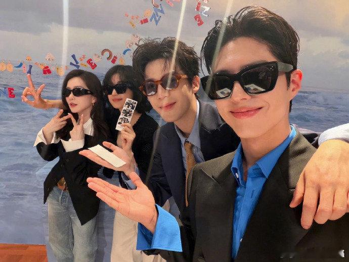 上海街头偶遇朴宝剑求求朴宝剑赶紧把自拍发出来吧！好好奇角度怎么样，大家都等着看成