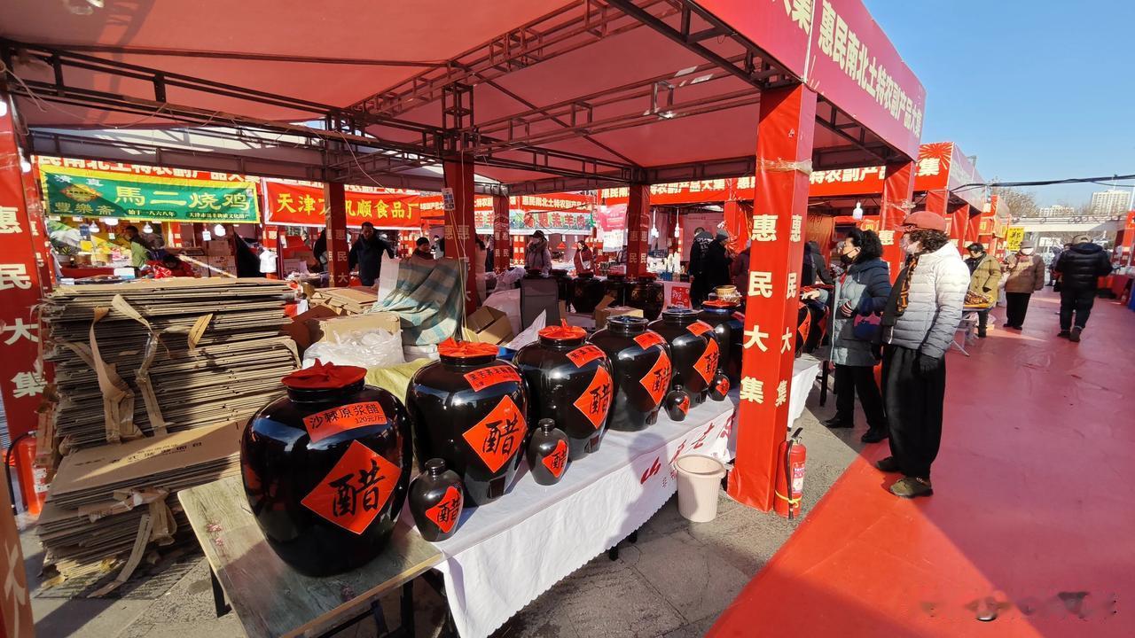 太不可思议了。昨天路过天津河东公园的时候，竟然看到里边儿有一个大集。都是卖货的。