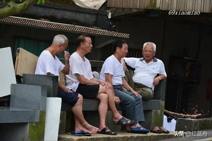 老郑儿子大学毕业在成都工作，去年结的婚。

       儿媳家是中原的，跟儿子