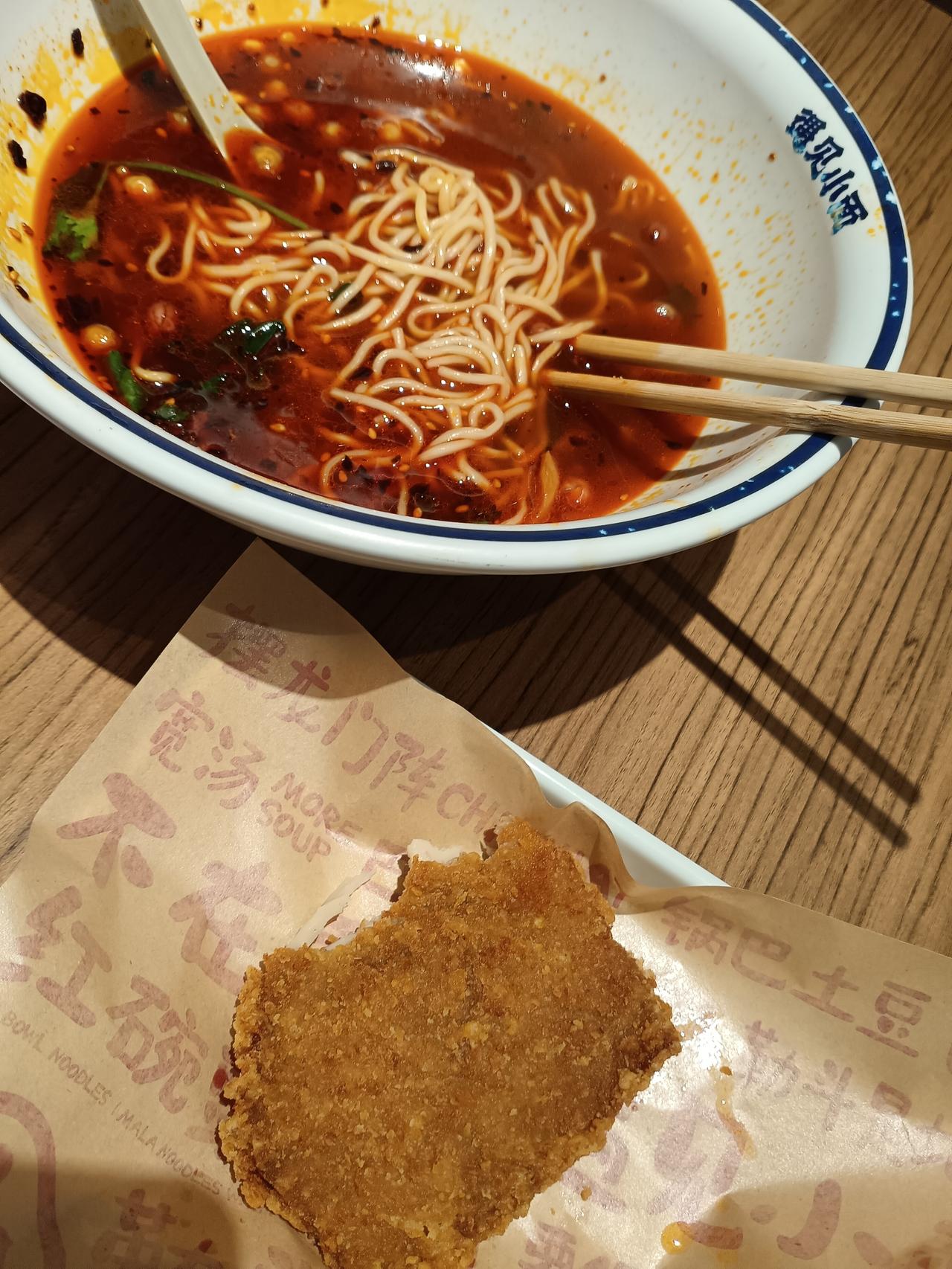 上央视新闻了！内蒙，行人正埋头赶路，忽然，有人抬头望天，接着纷纷拿手机拍摄，原来