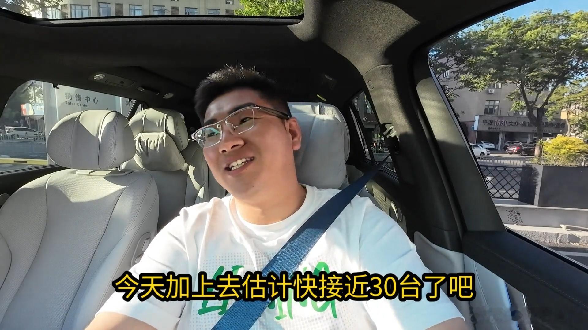 据三千老师透露，他附近宁波一家鸿蒙智行门店，尊界S800大定30台。这爆款的势头