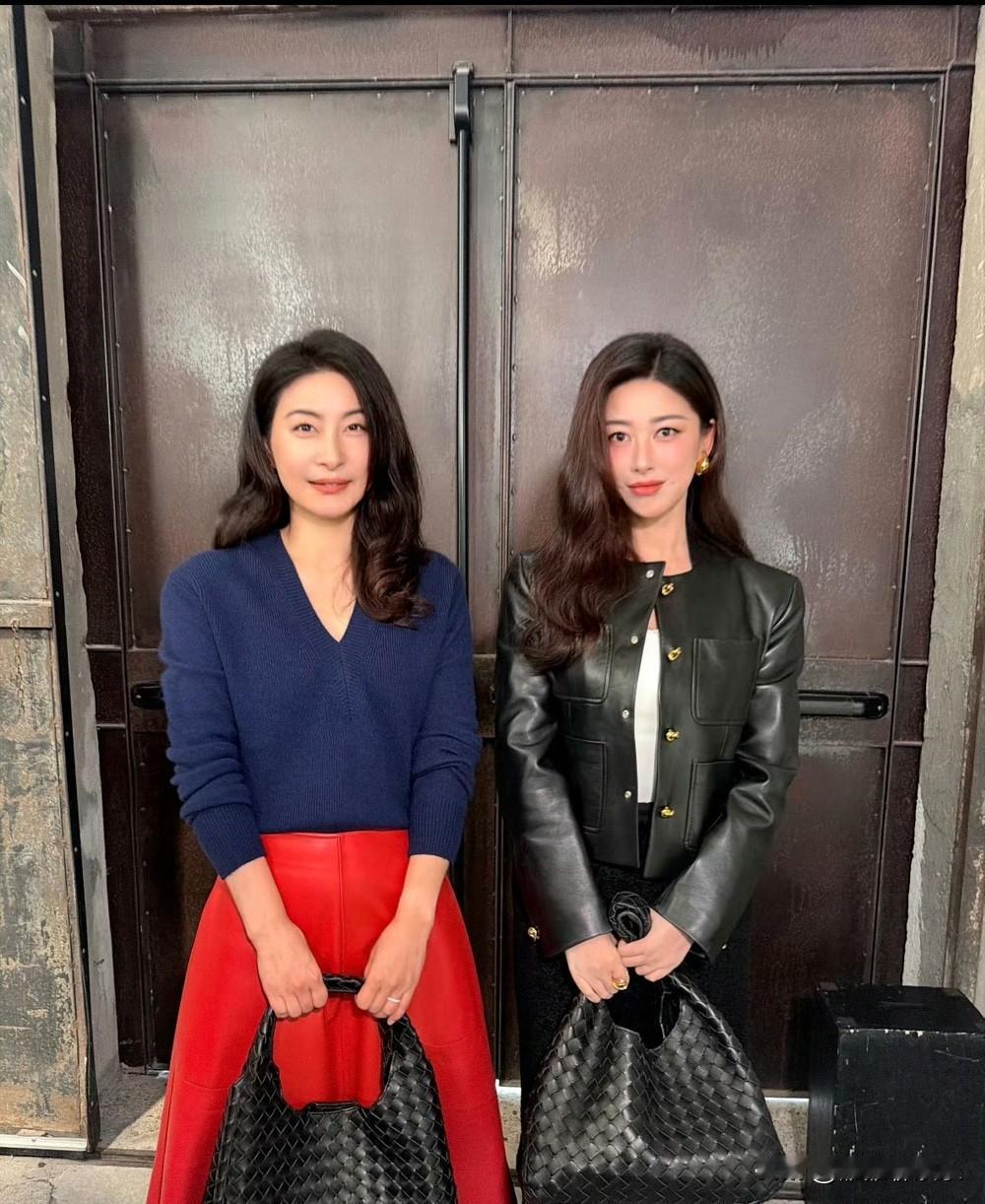 郭晶晶和朱珠同框比美，没想到郭晶晶会完胜。

郭晶晶和朱珠同框，两人拎着同一款编