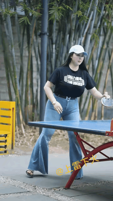 这种身材还能有这么灵活的身躯，还可以打乒乓球，一看也是练家子，目测体重应该至少在
