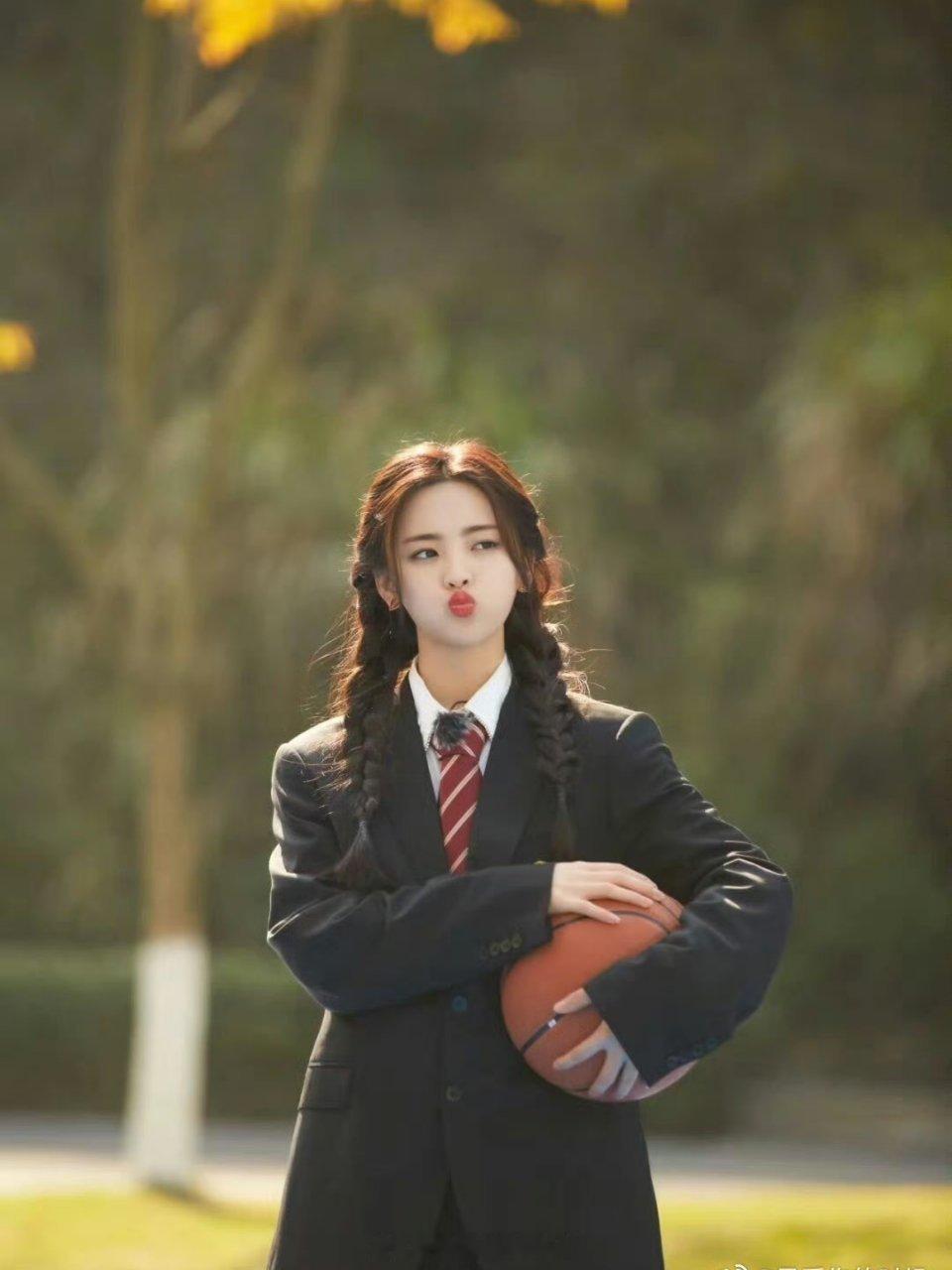 我之前就觉得李柯以挺像杨超越的，刷到这张超越妹妹更觉得了