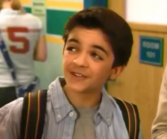 美国前童星泰勒·蔡斯流落洛杉矶街头的画面引发关注。现年36岁的他近日受访证实，自