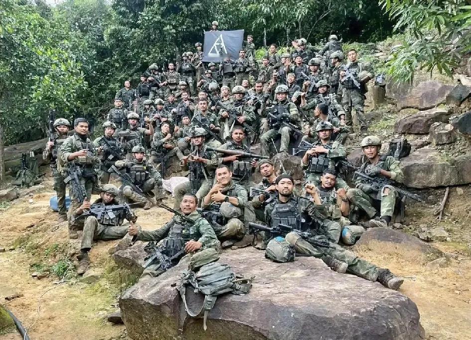 拿下普马奎亚高地完成任务后撤下山合影的泰国陆军特战部队游骑兵，可以看到大多数人都