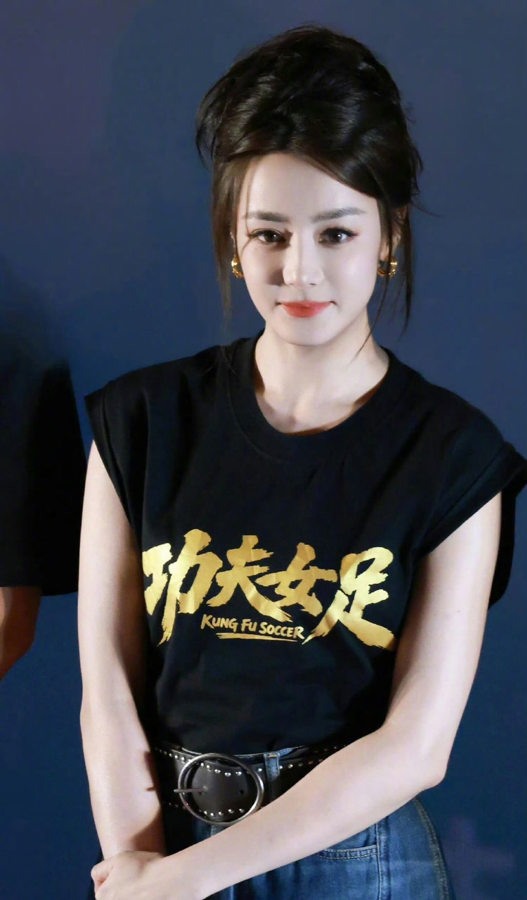 迪丽热巴美起来手拿把掐迪丽热巴简单装扮就好美蓬松碎发高丸子头随性慵懒，穿搭朴素日