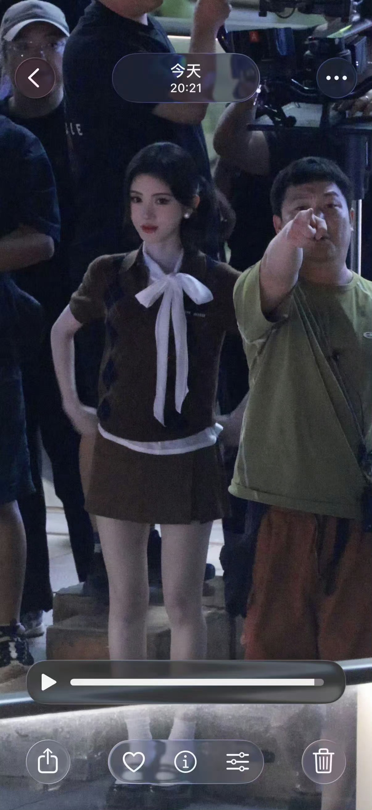 噗 看小猪看镜头啦旁边的大哥你指啥…哈哈哈哈哈哈！！ ​​​