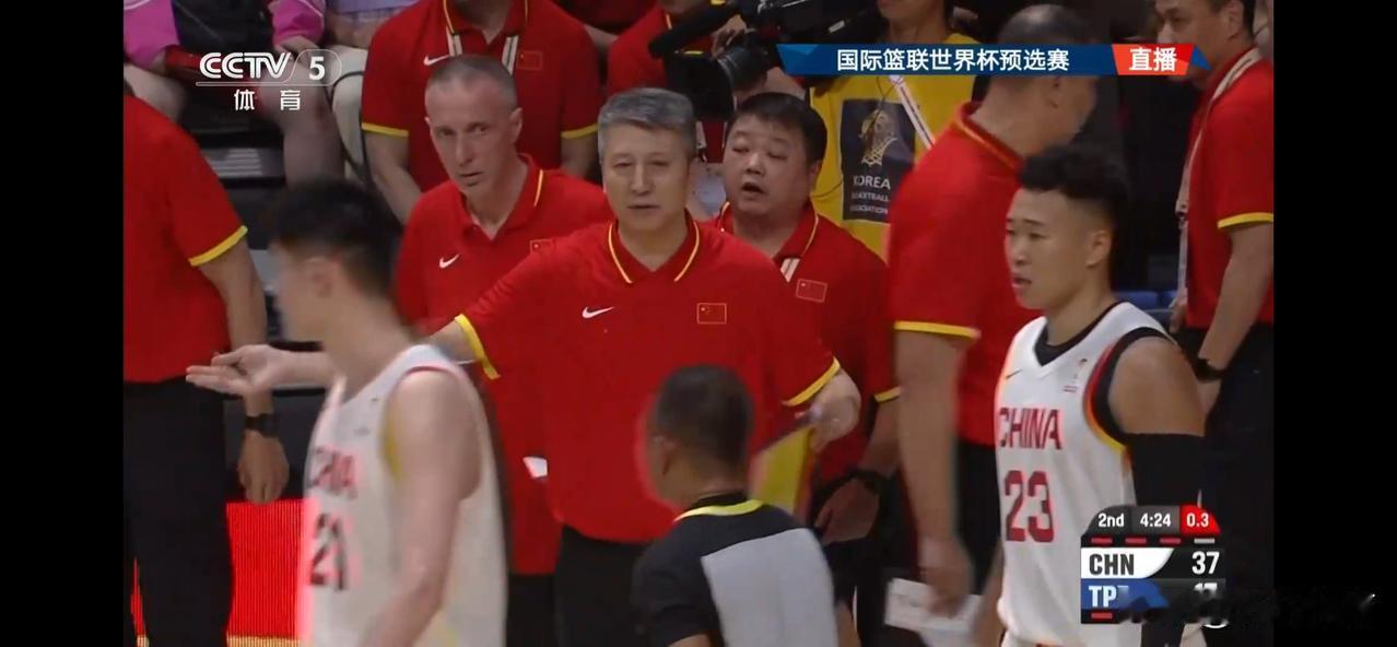 庞峥麟迎来中国男篮国家队首秀，就在今天中国男篮世预赛小组赛最后一场比赛对阵中国台
