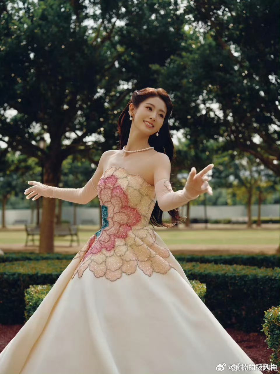 邢菲今天的礼服小tips邢菲穿了一朵荷花在身上 邢菲礼服小tips太会了！荷花元