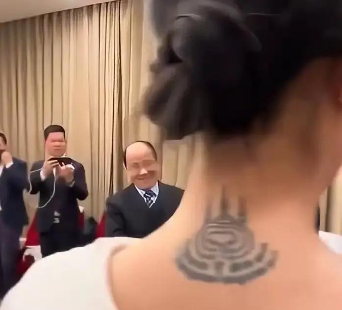 田朴珺手臂上那道纹身，引爆了全网的猜忌。
在我看来，这根本不是什么审美问题，而是