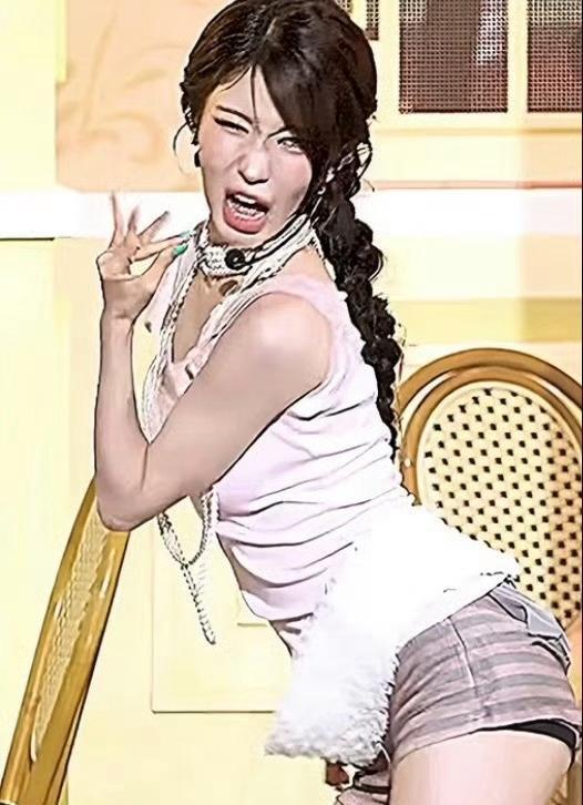 🚺天呐这不会是宝怪幼儿园毕业的asa吧，表情管理就不能正常点吗？别给台下观众都
