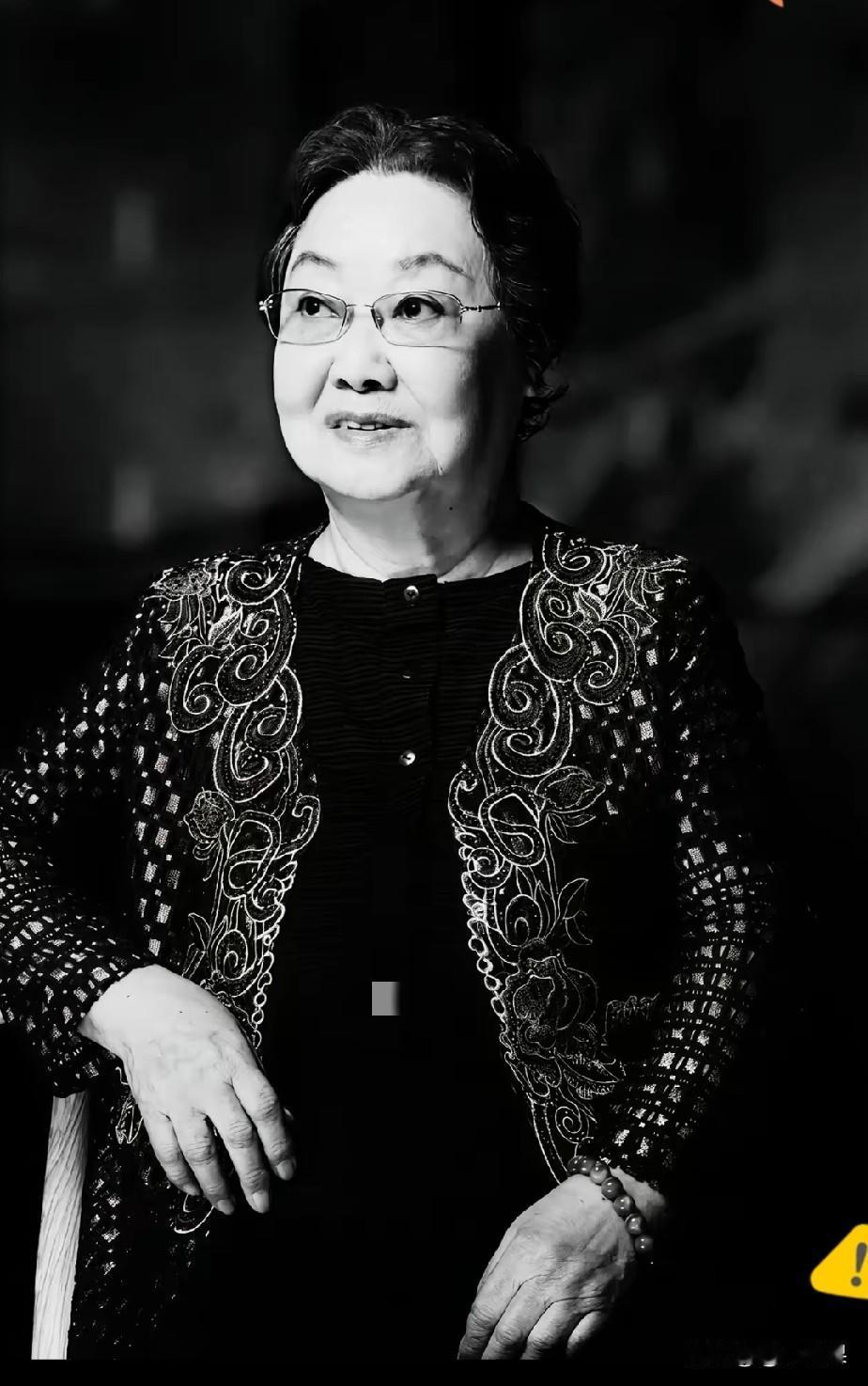 郭兰英老师的离开，狠狠撕开了乐坛两种从业者的巨大差距，对比直白得让人唏嘘。

深