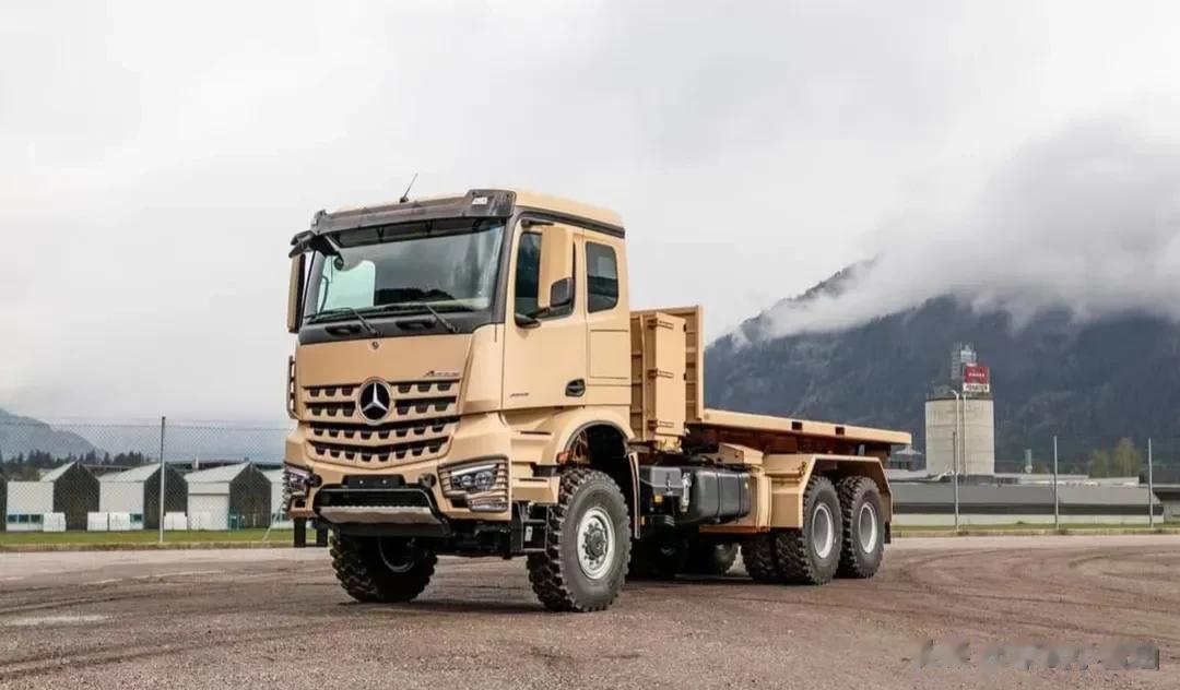  军用奔驰 Arocs 3545 6×6搭载12吨承重勾臂系统，可运输20英尺标