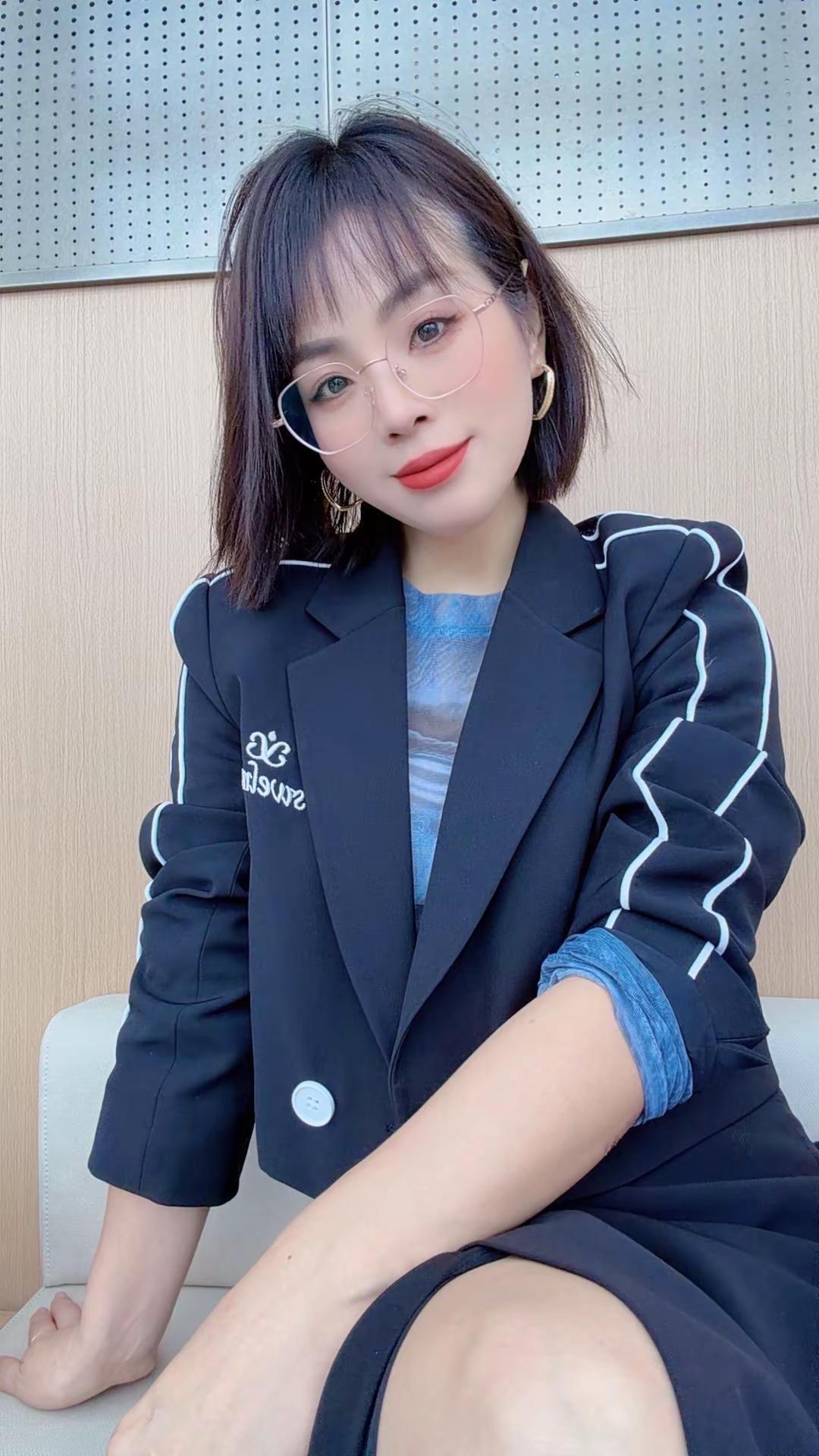 生于秋，故生性淡薄，厌别离；向往自由，却绝对深情。占有欲从不是争取，而是“宁愿不