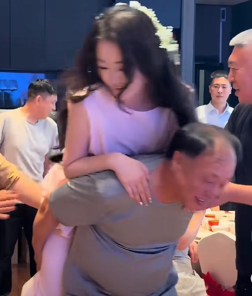 山西临县一婚礼上，老公公背儿媳妇，绕场一周，摇头晃脑，有人说这是当地风俗，可以理