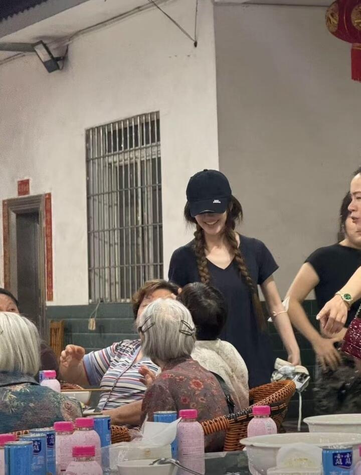 露思在奶奶那一直是一个长不大的小孩 