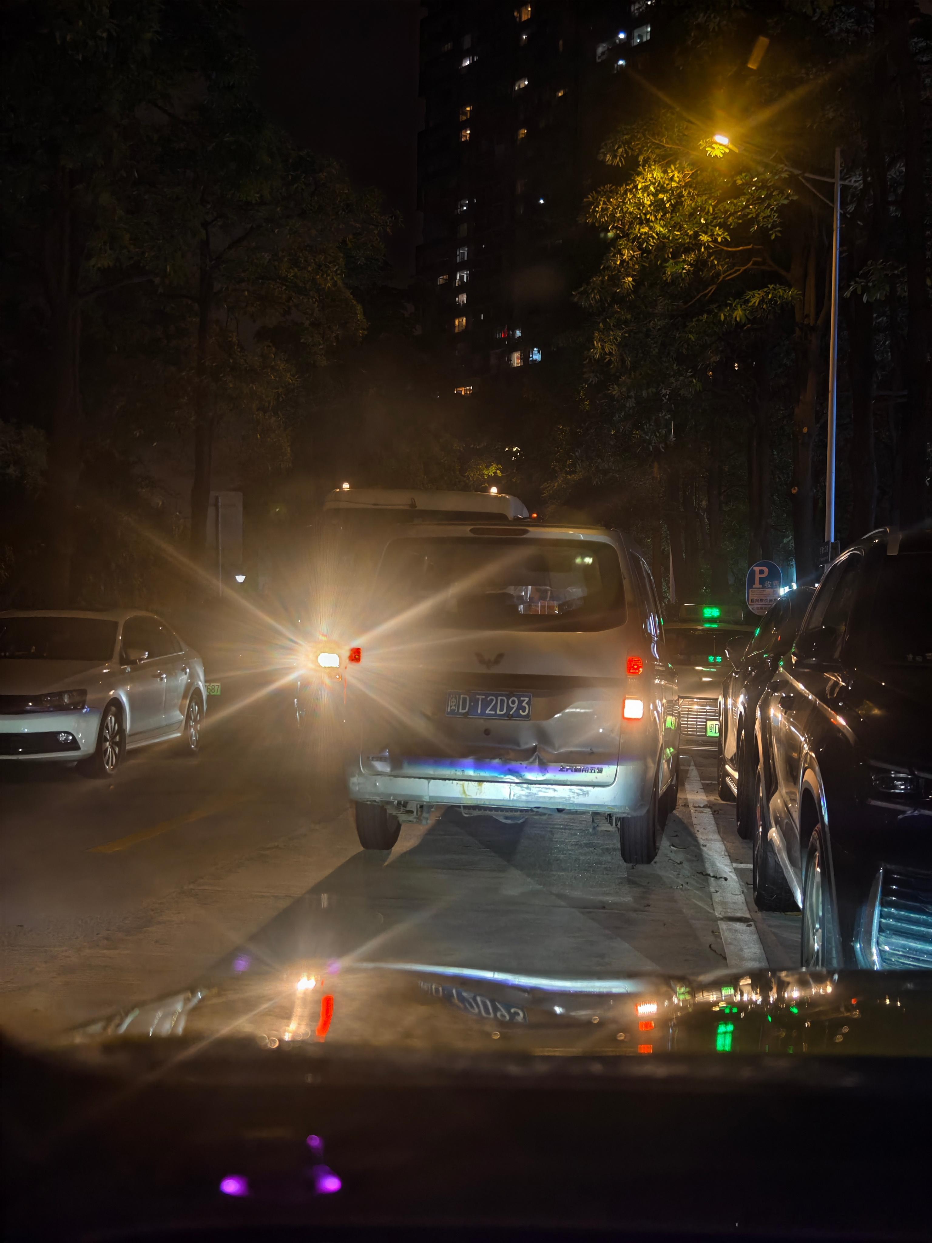 这面包车[流汗]，明显对面大车很难通过了，还往里挤，结果还不是得从哪来倒哪去[流