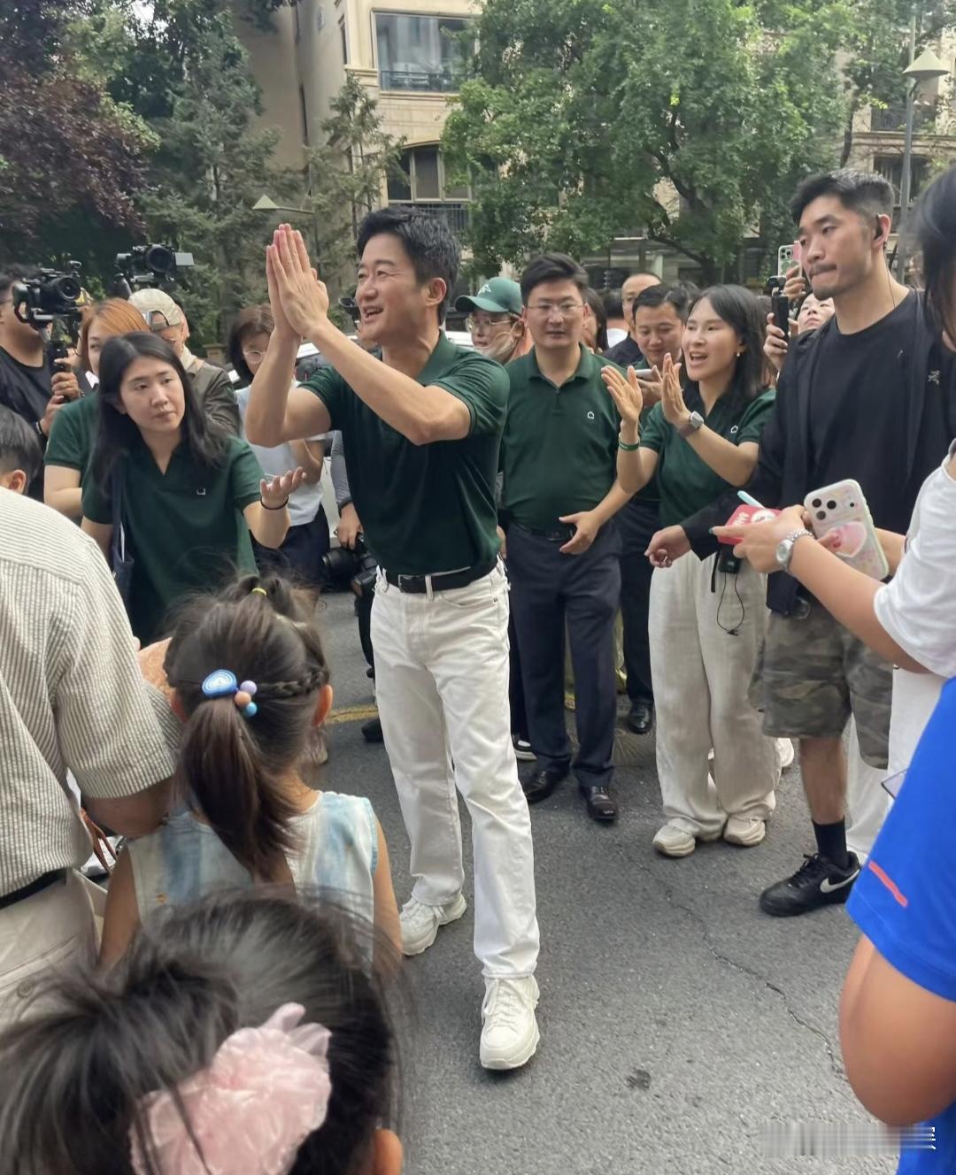 52岁吴京现身北京街头做助农公益，他看起来似乎胖了一些，脸圆润了不少，他的身姿挺