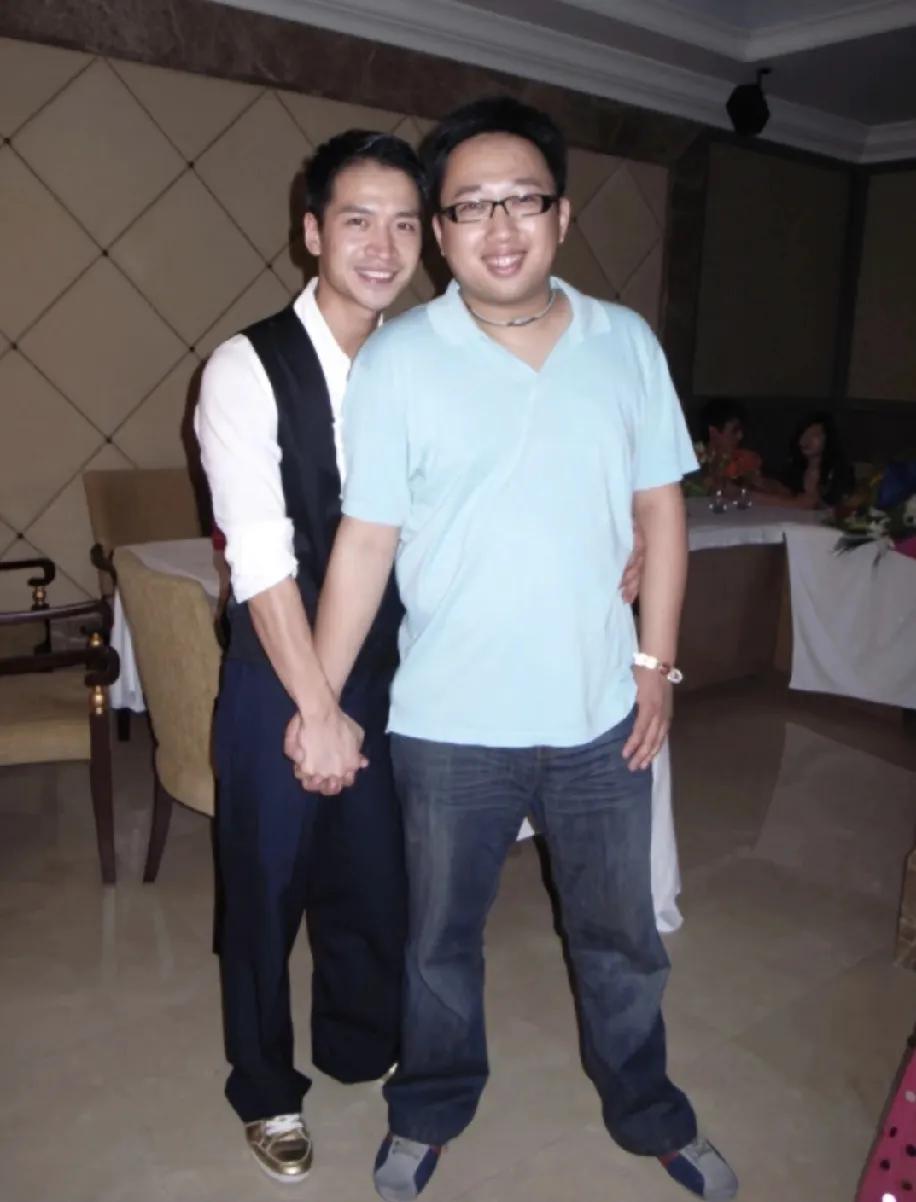 笑喷了，笑喷了，于正不承认这是他的白月光，他说两人只是合作过，演员之间的生日聚会