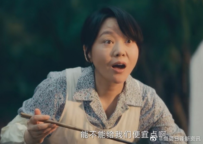 妈妈为了多赚点钱供孩子上学，在学校门口摆摊卖炸臭豆腐。可女儿却嫌妈妈在学校门口摆