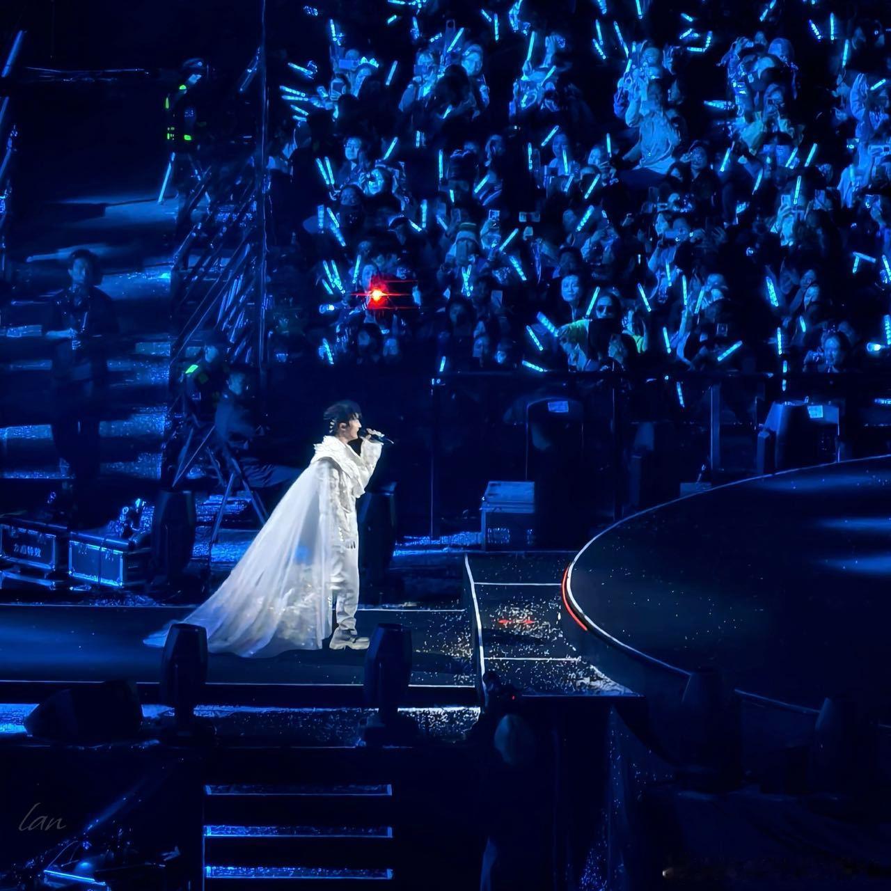 #周深 童话故事的蓝精灵#周深的歌声似魔法之火，他如蓝精灵般可爱，让我们在冰雪王
