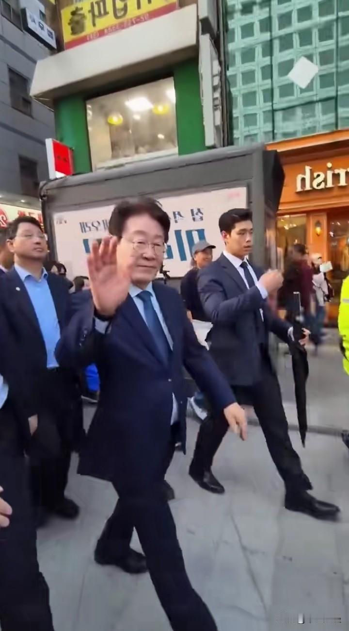 前呼后拥啊！

刚刚受到中国高规格接待的李在明，回到韩国走在大街上都是神采奕奕，