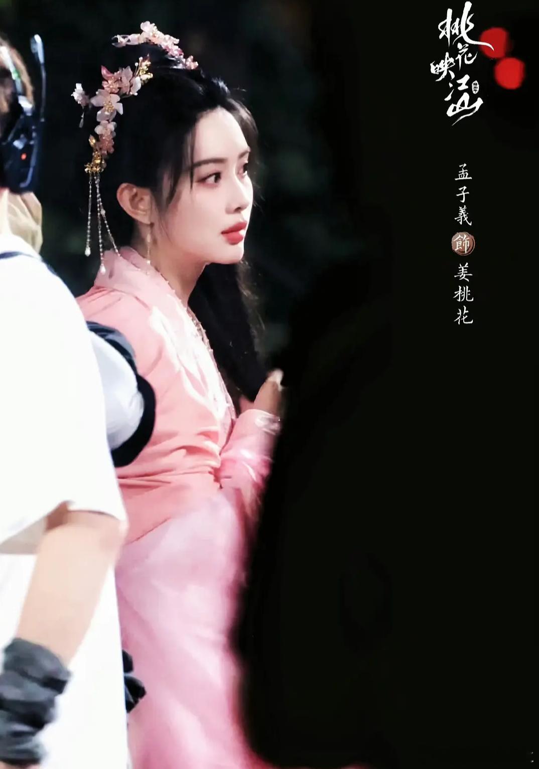 我见犹怜又像一朵经历过风吹雨打但依然傲骨直立的花[色][色][色]孟姐你美的我尖