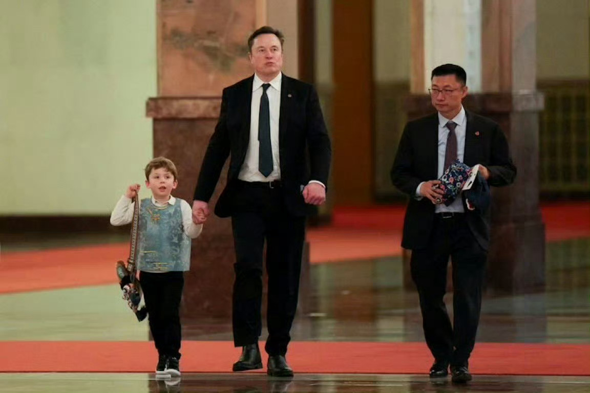 马斯克儿子身着新中式上衣作为网红的基本素养就是，该知道怎么做才能有流量，这点老马