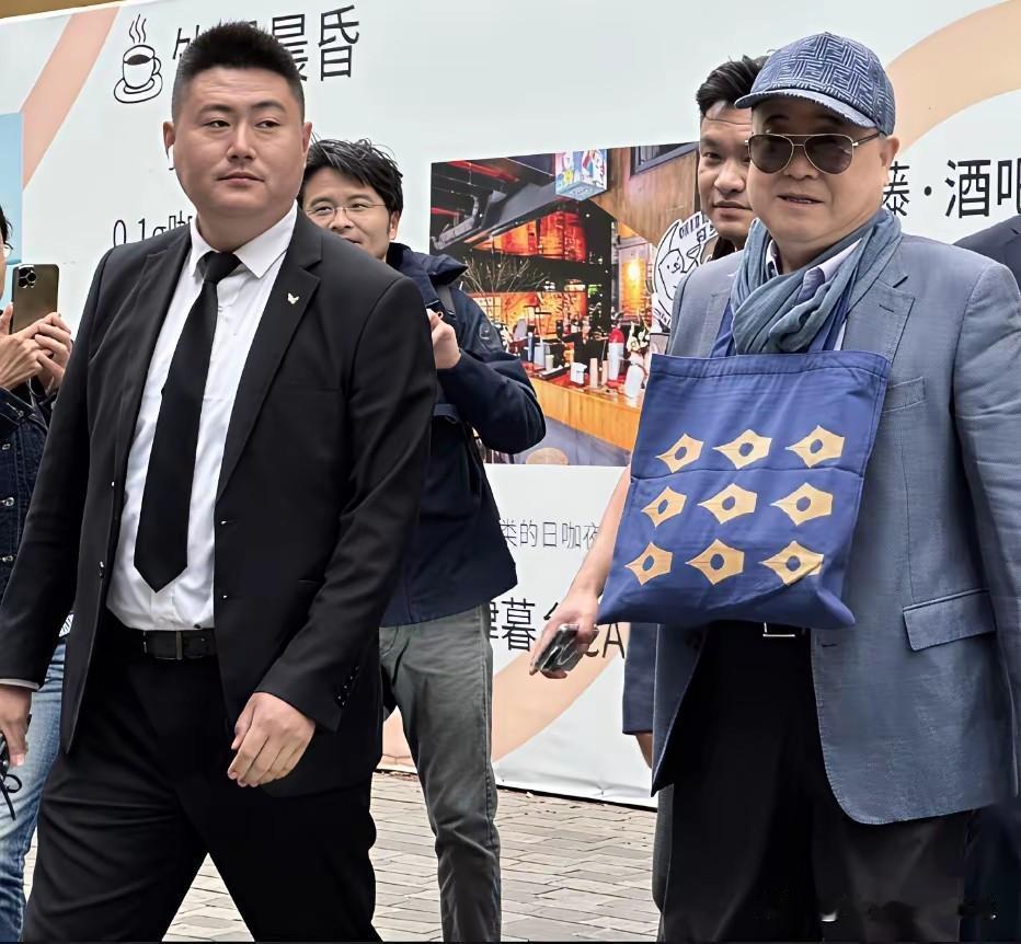 为了解放双手，莫大师竟然把包挂在脖子上，让随行人员拎着不行吗？