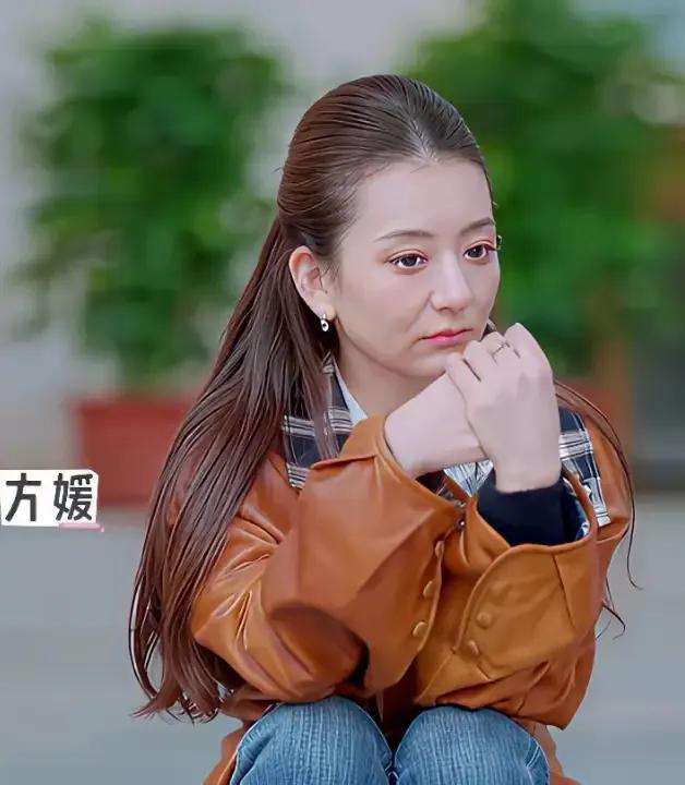 五官标准立体精致，脸明显松弛老态明显，方媛看到应该不高兴了吧
方媛年轻时的样貌确