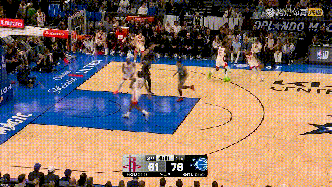 火箭超级新星谢波德真是球队的及时雨！在今天火箭客场挑战魔术的比赛中，当时比赛进行