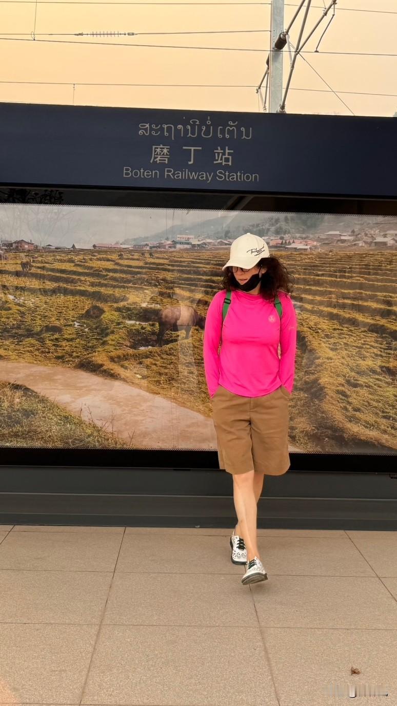 在老挝体验动车，琅勃拉邦到磨丁，车上人很少，外面骄阳似火，里面冷飕飕。

工作人