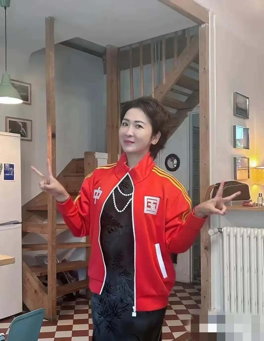 你们猜猜她是谁，连动作都和女儿很像，年轻时看来也是搞体育的呦！