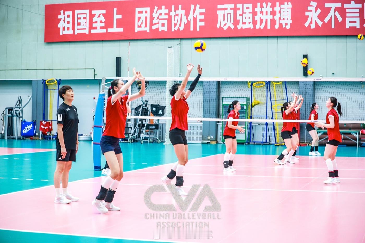 【中国排协组照：U16女排国家队在北京集训】4月中旬起，U16女排国家队在主教练