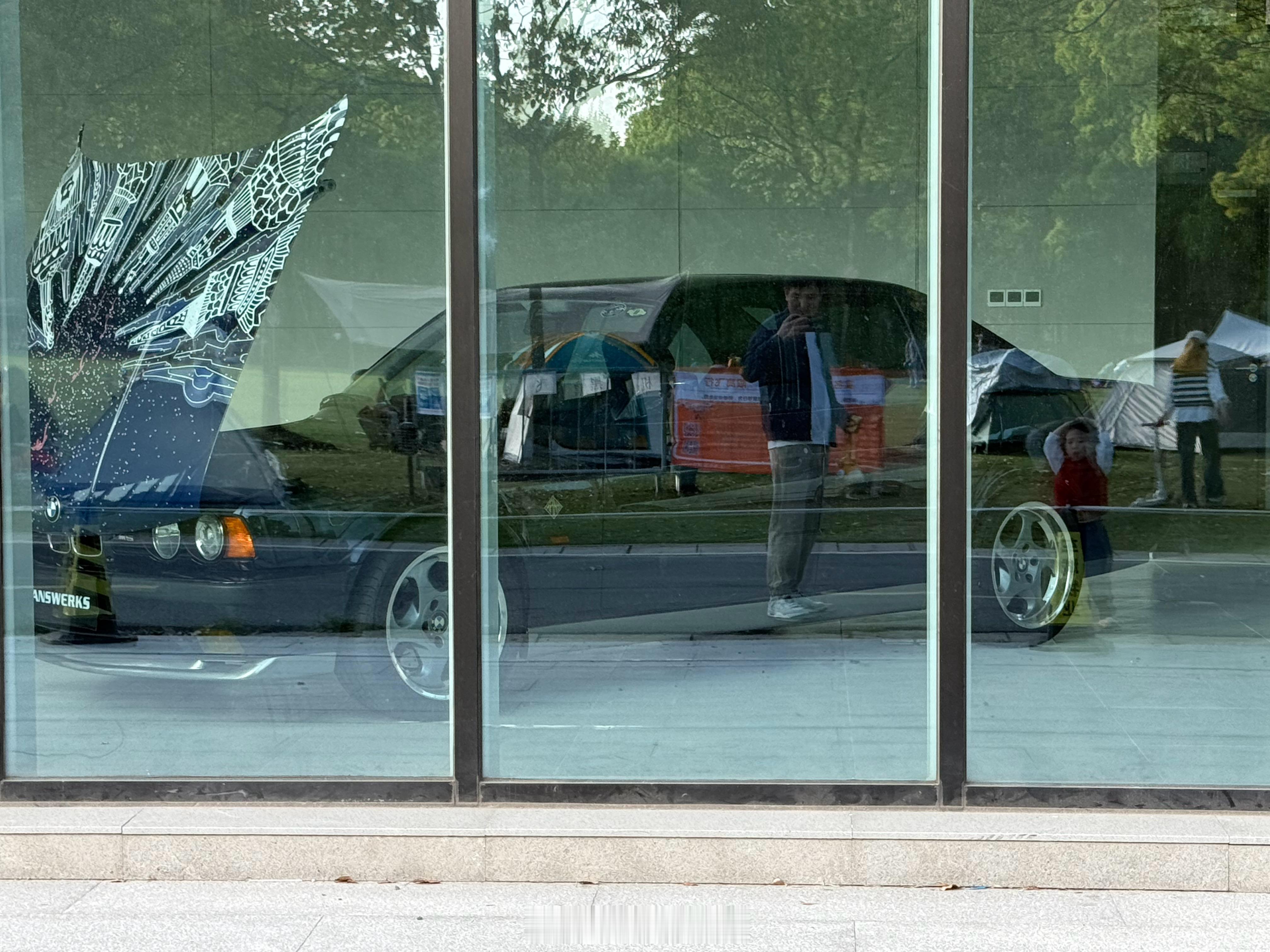 公园展厅摆了两台宝马 E34，也就是第三代 5 系，而且好像还是两辆 M5，一辆