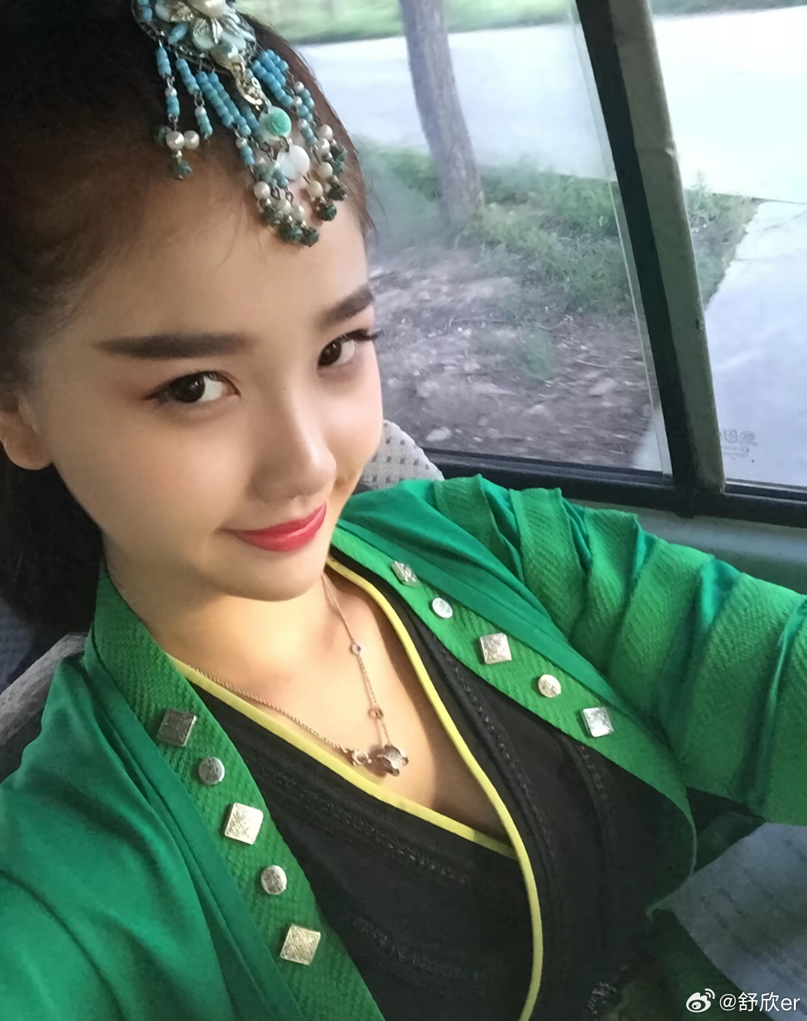 虞书欣十年前演青蛇的样子初入行的她，在风沙漫天的沙漠里拍戏，没有太多的光环，认真