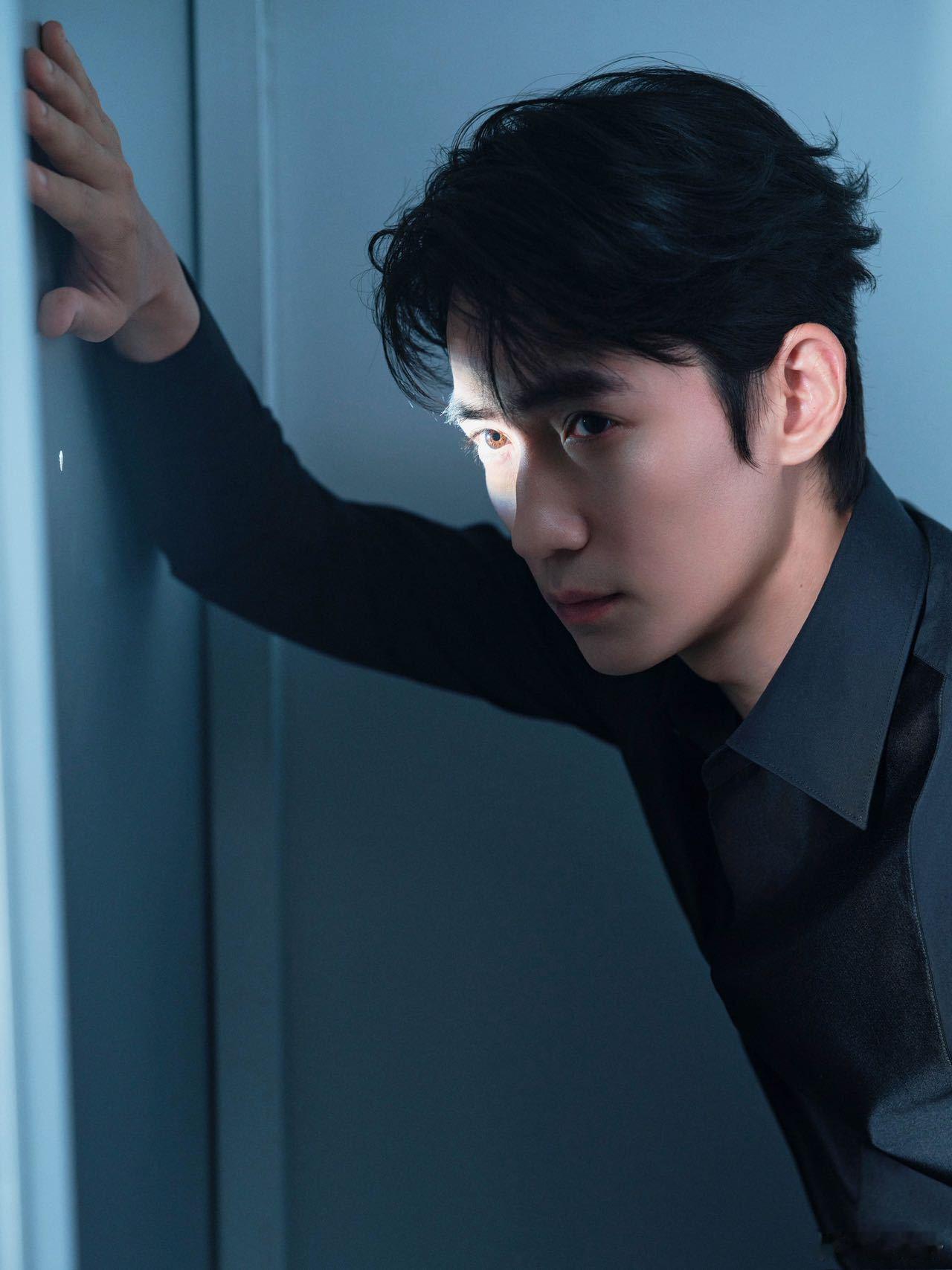 2025金鸡奖红毯上，朱一龙身着黑色西装惊艳登场。那利落的线条顺着他的身体延展，