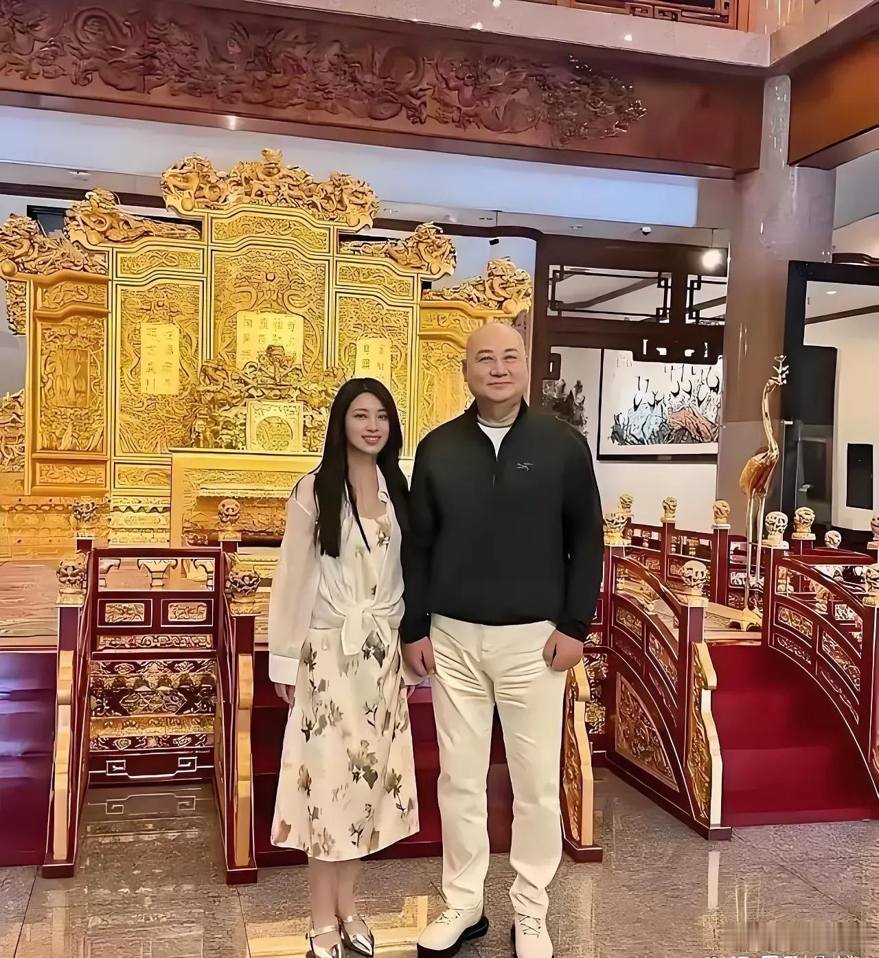 原来迟重瑞和卢助理的相处模式早有答案不是因为两人有什么特殊关系，也不是因为陈丽华