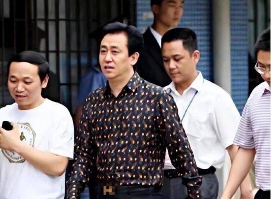 许家印被关押已经有一段时间了，据说既没有交代太多事情，也没有说明自己究竟还有多少