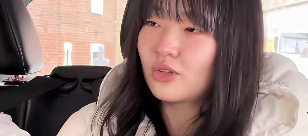 这图片的模样是个未成年的17岁小姑娘吗？根本不像，倒像个近50岁的小老太婆啦哈哈