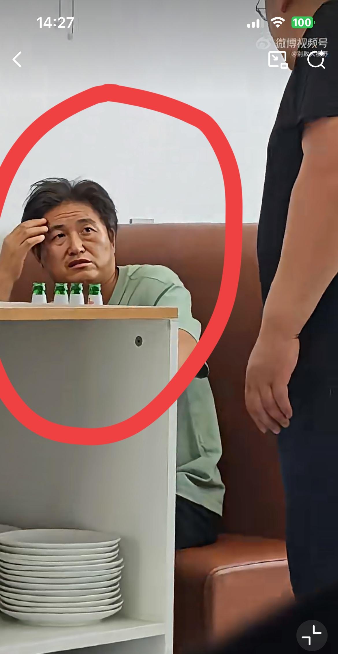 这个看起来老实的男子吃霸王餐好硬气，老板找他付账，他竟然甩出周润发发哥是他大哥，