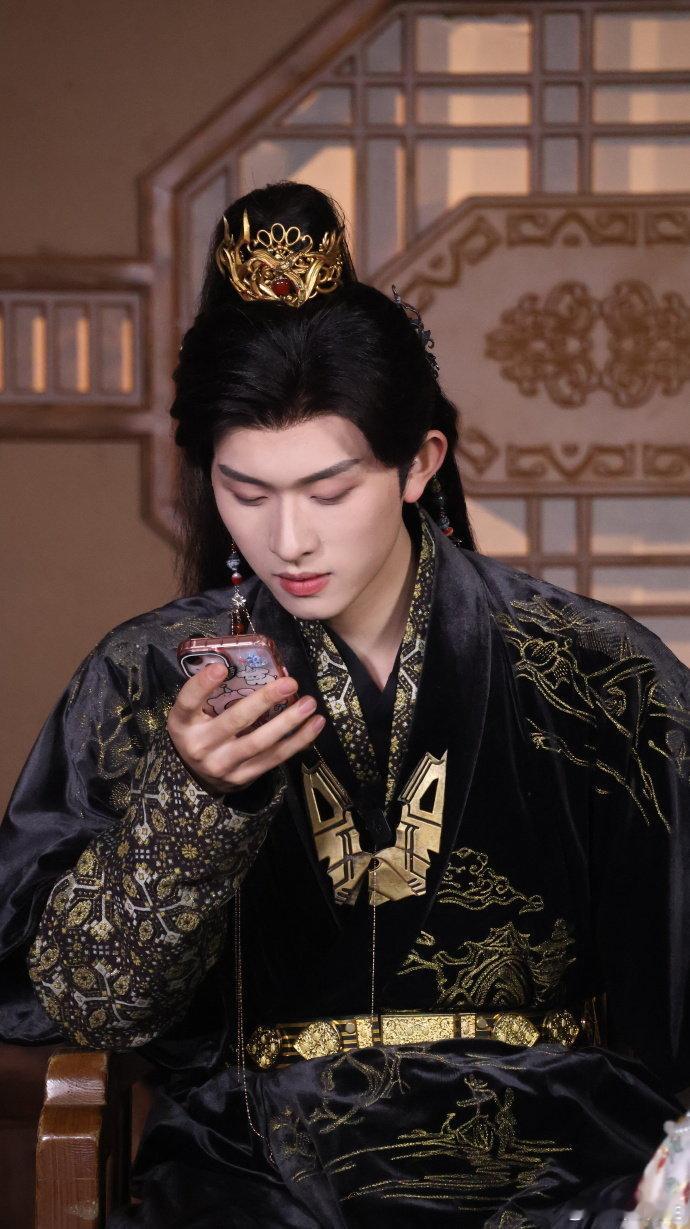 陈添祥你到底穿了多少条秋裤 直拍笑点密集！陈添祥认真跳舞却被腰腹凸起抢镜，秋裤数