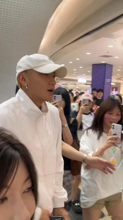 黄子韬被挤成啥样了黄子韬被挤成啥了………黄子韬想上厕所快憋不住了既心疼又好笑，孩