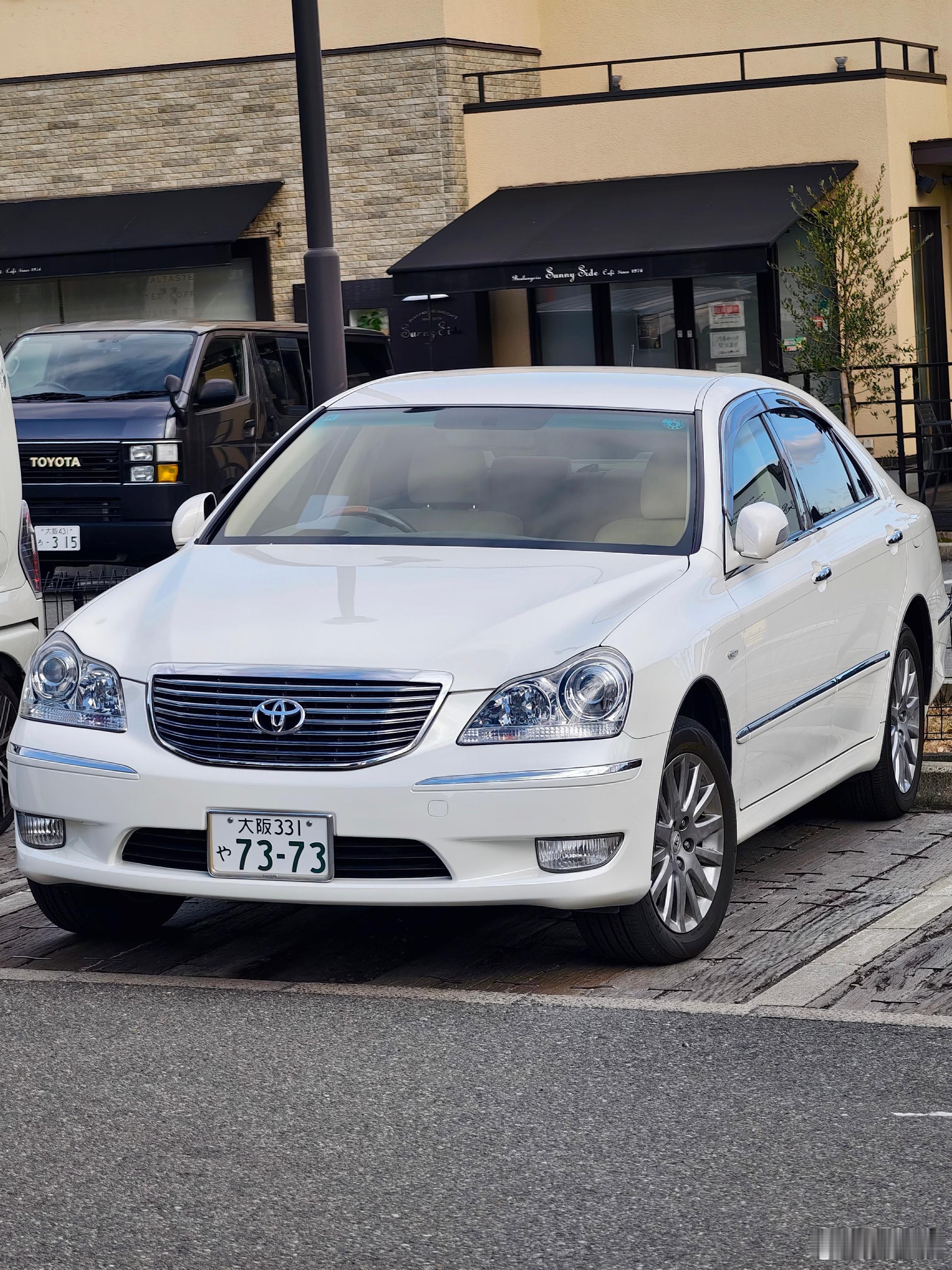 型车街拍最近车圈很多大咖都开始玩皇冠 12 代。这代皇冠基本都往 Athlete