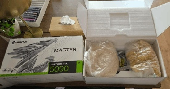 太惨！攒一年钱花2万买RTX5090：开箱是大米和面条国外一位网友在荷兰亚马逊下