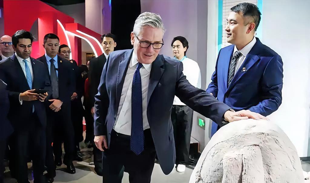 昨天（1月30日）晚上，斯塔默在上海逛商场，安排得非常精妙，他先在上海英国之家发