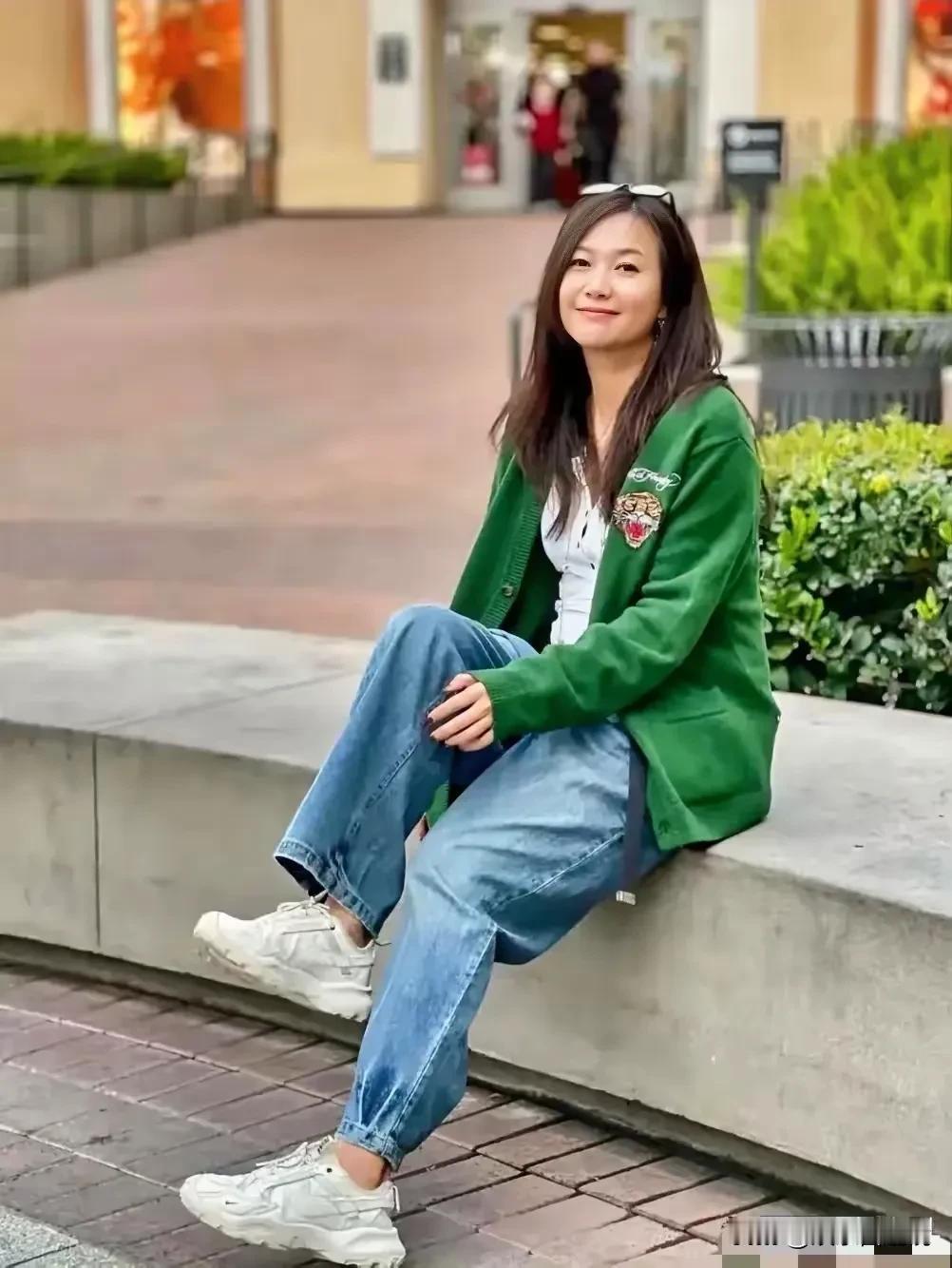 没有生过孩子的女人，看起来就是不容易老，比如老徐，看起来身材还是浑然一体，非常紧